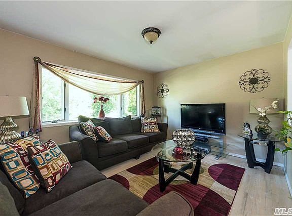 2nd image of 6 Ravenwood Dr