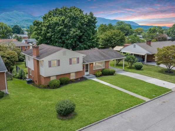 1422 Narcissus St, Salem, VA 24153