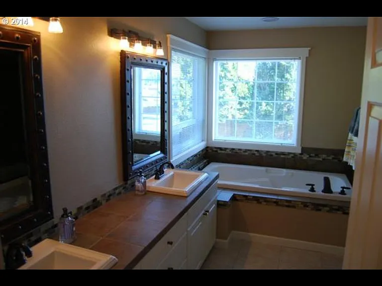 NE 33rd Ave — Photo 7