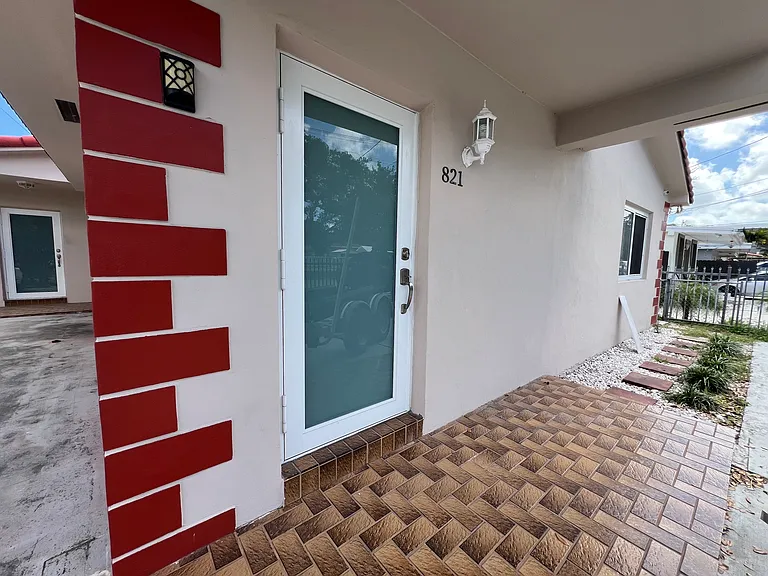 821 NW 23rd Ave — Photo 1