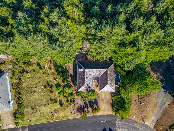 4th image of 1130 NE Lakewood Dr