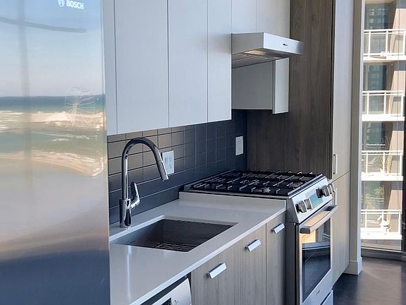 4th image of 401 E Ontario St #200