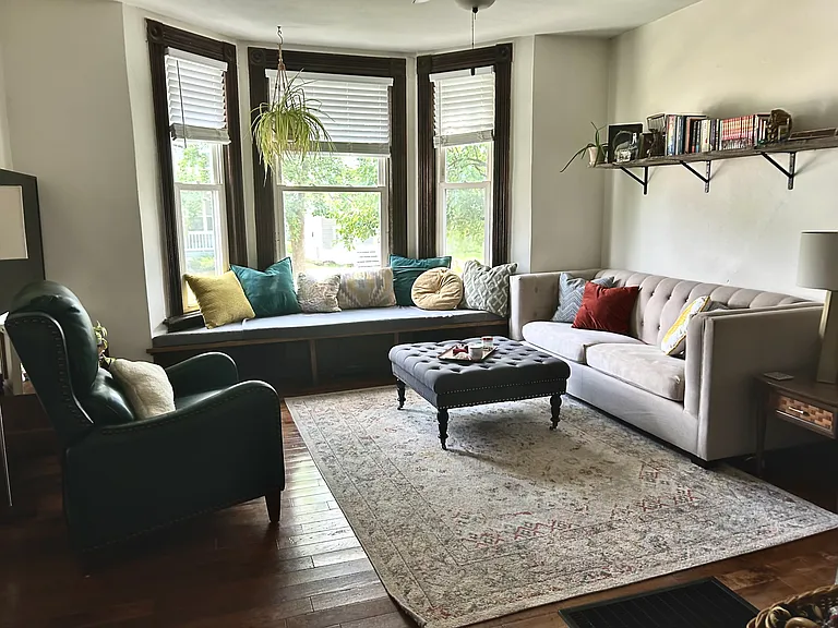 879 Oakwood Ave — Photo 2