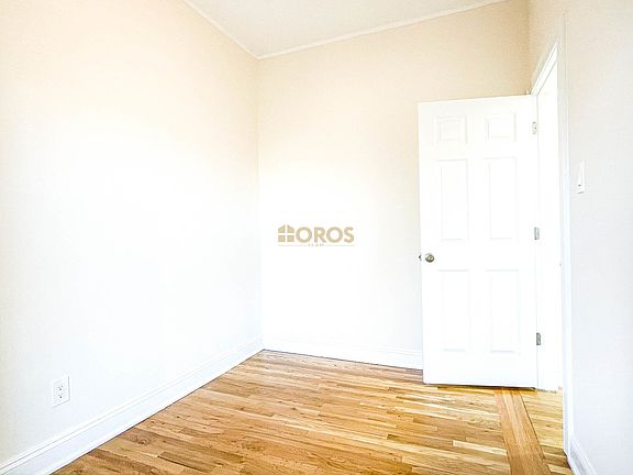 4th image of 700 E 9th St APT 8A