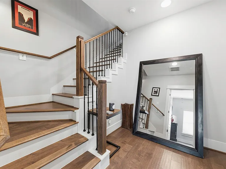 1116 W 15th 1/2 St #C — Photo 3