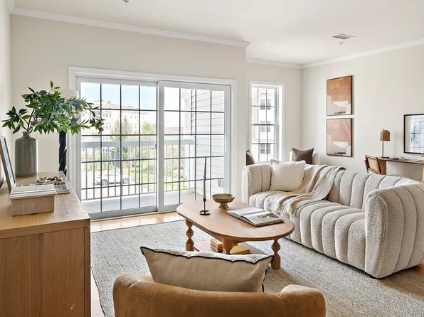 107 Clocktower Dr #303, Waltham, MA 02452