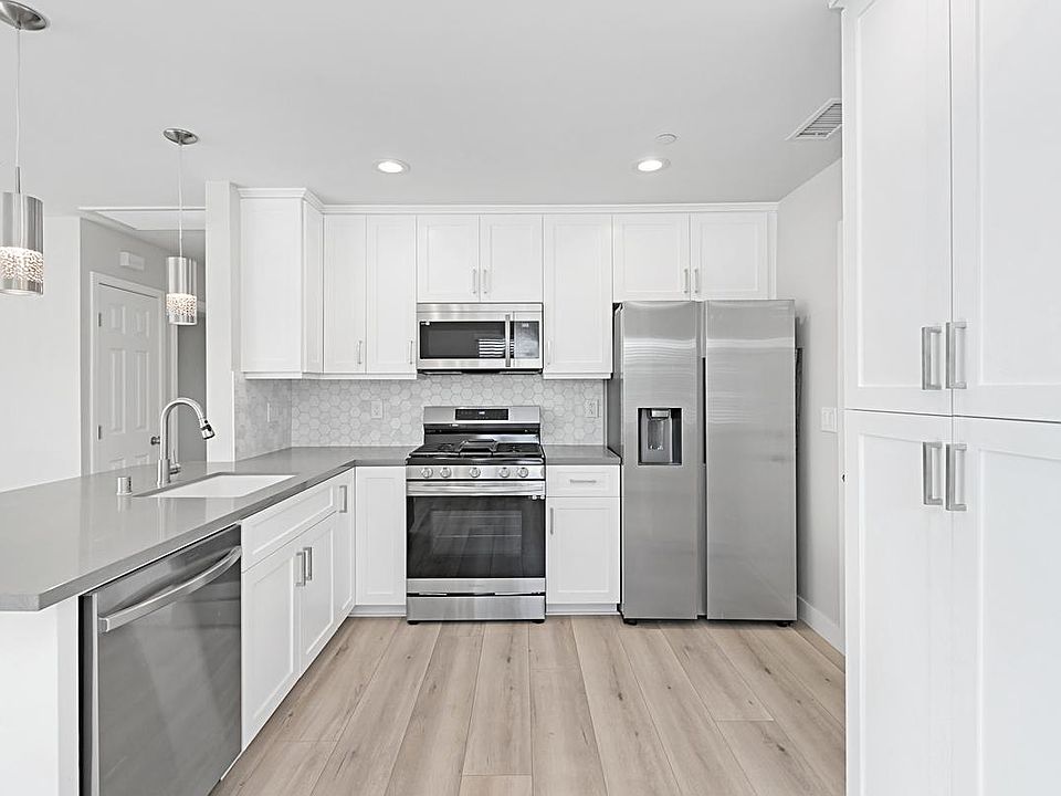 1st image of 328 Ash Ave