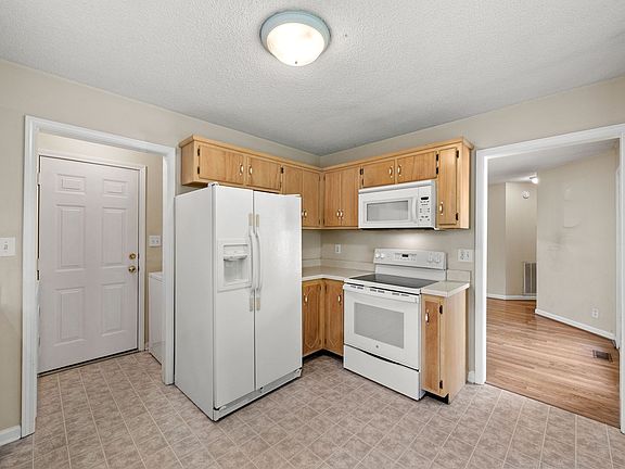 4th image of 3281 N Senseney Cir
