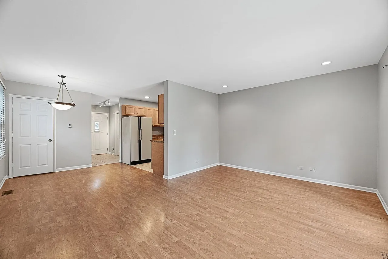 2 bed, 1.5 bath, 1100 sqft, $2,200 — Photo 3