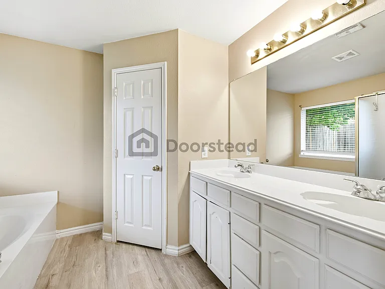 15809 Ducote Dr — Photo 31