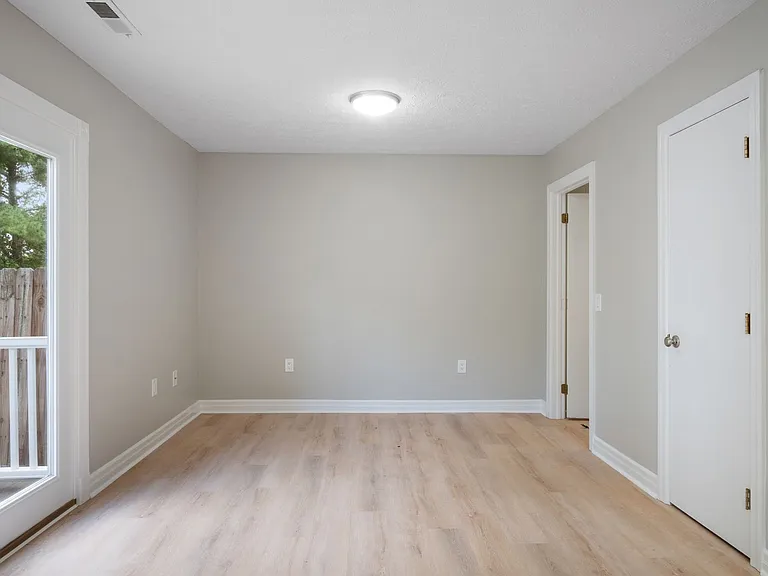 385 Warren St — Photo 7