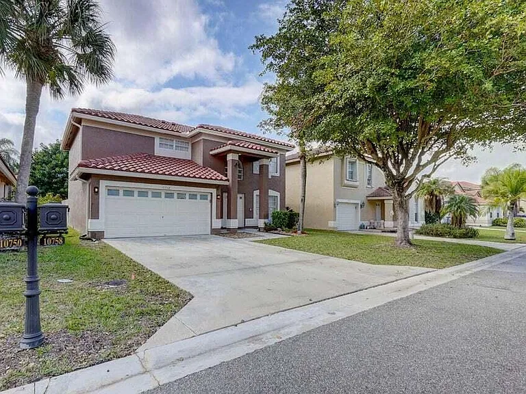 10758 Lake Jasmine Dr — Photo 1