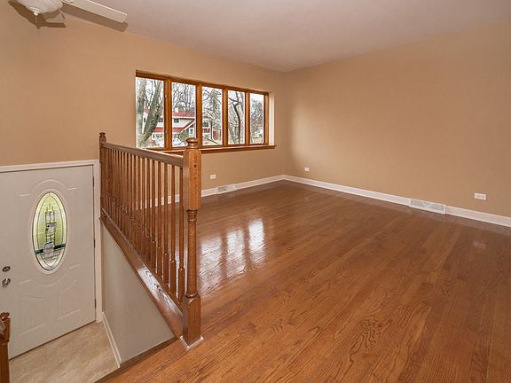 3rd image of 403 White Oak Dr