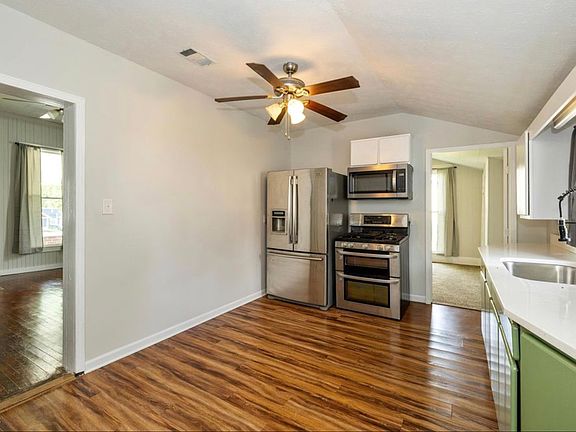 5th image of 252 W Broadway St