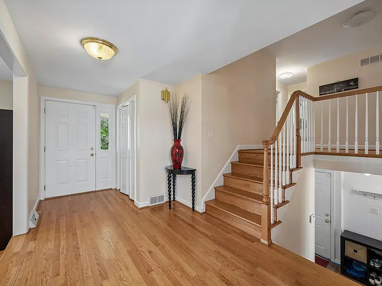774 Robinhood Rd — Photo 2
