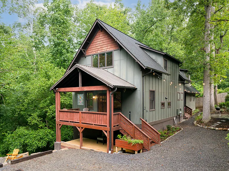 51 Westover Dr — Photo 2