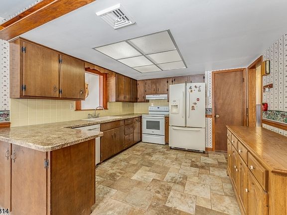 4th image of 252 Mountain View Road