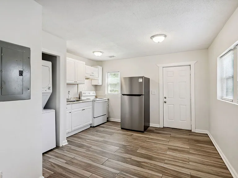 619 Oliver St NW #B — Photo 1