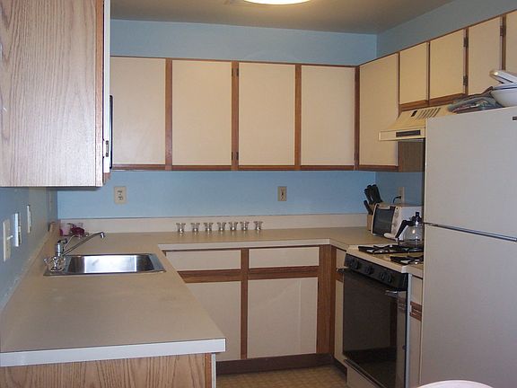 KITCHEN WITH LOADS OF CABINETS AND COUNTER SPACE!