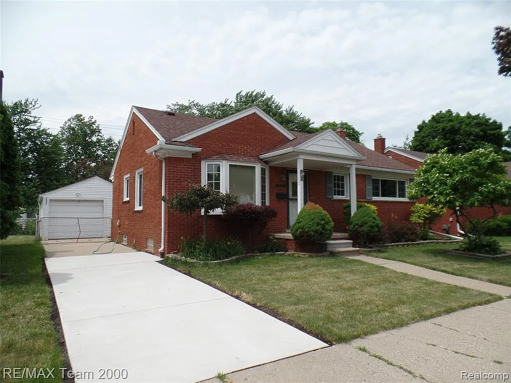 3 bed, 2.0 bath, 1907 sqft, $1,700 — Photo 3