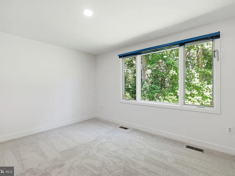 882 Coachway — Photo 28