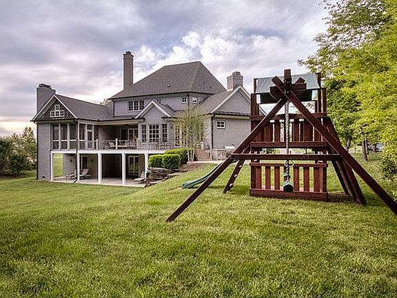 3rd image of 805 Highgrove Cir