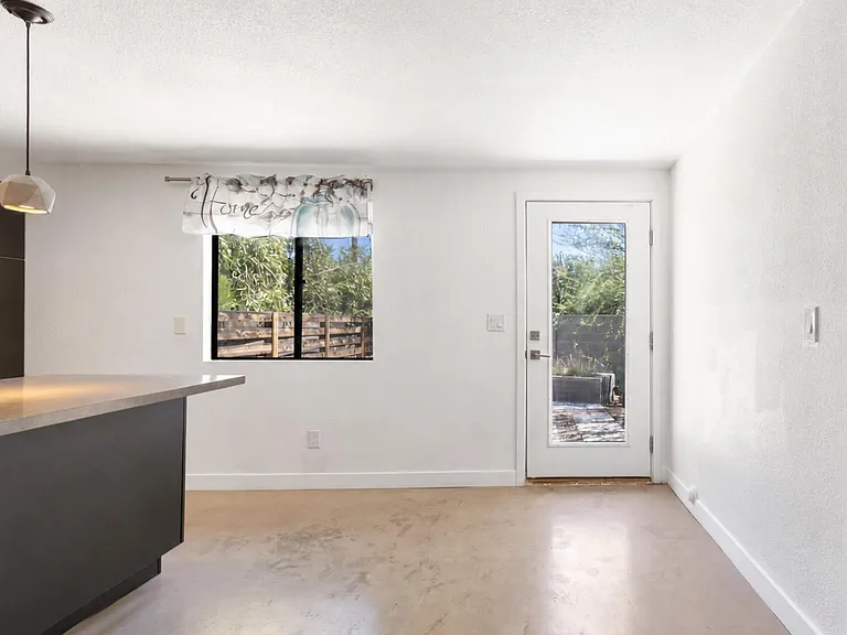 934A W Parkway Blvd — Photo 3