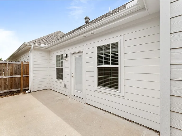 830 NE Heights Ln — Photo 32