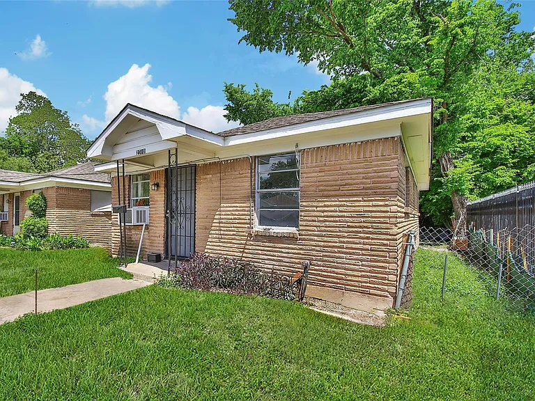 2315 Kabee St — Photo 1