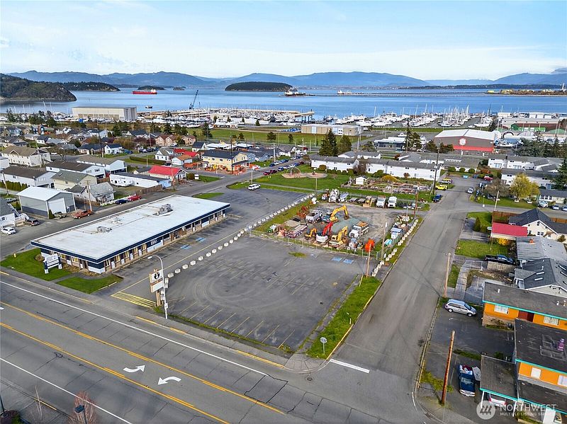 4th image of 2821 Commercial Avenue