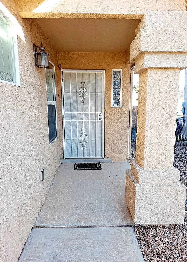 Charming 3 Bed 2 Bath Home in Huning Ranch — Photo 3
