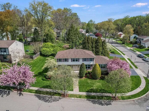 812 Hennigar Pl, Oradell, NJ 07649