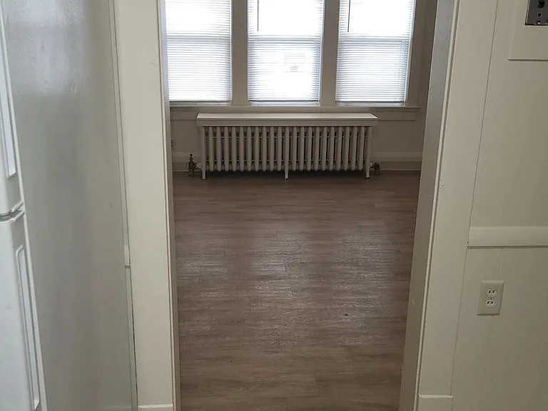 148 N Maple Ave — Photo 3