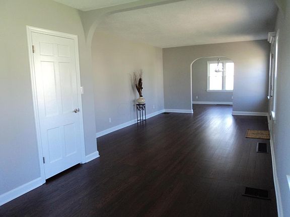3rd image of 2595 E Park St