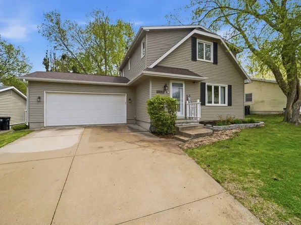 3932 Heritage Rd, Cedar Falls, IA 50613