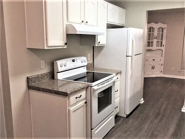 3 bed, 2.0 bath, 1373 sqft, $2,145 — Photo 2