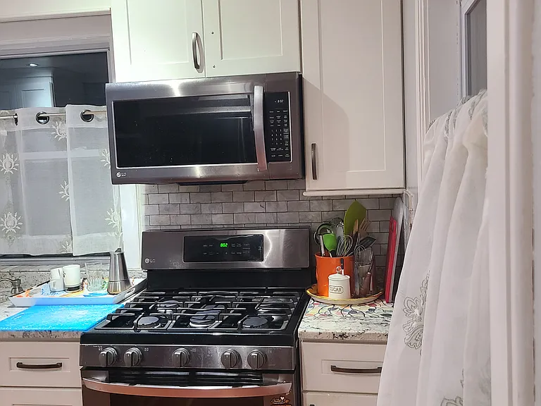 Clean recently renovated kitchen