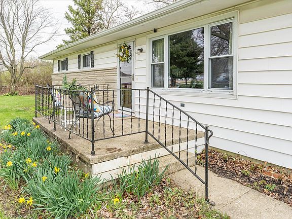 2nd image of 392 Hickory Ln