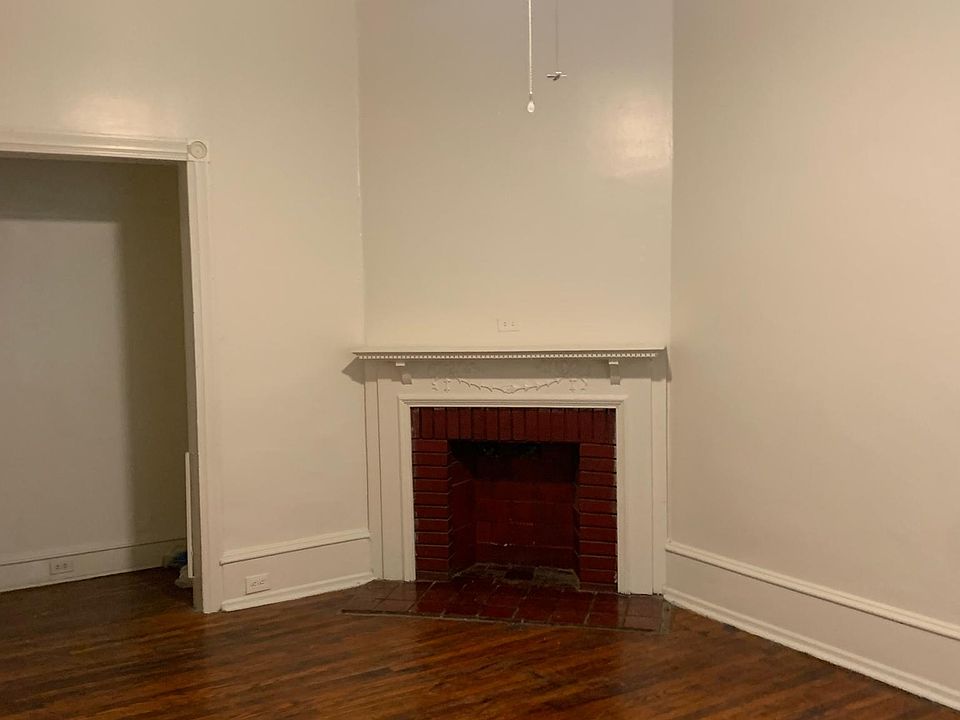 Living Room 16'x11'
