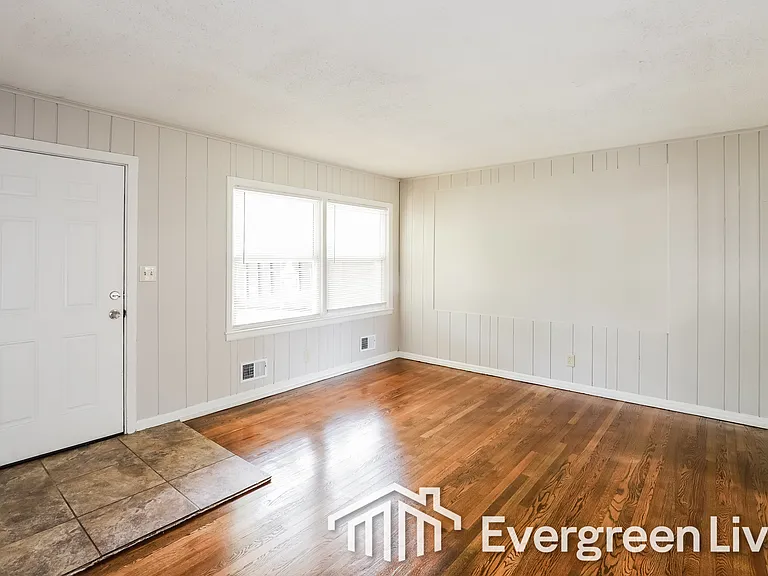 9512 Bennington Ave — Photo 4