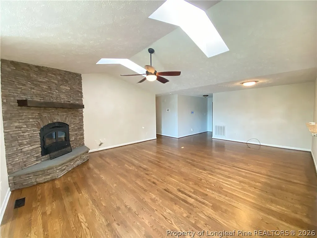 3 bed, 2.0 bath, 1768 sqft, $2,100 — Photo 2