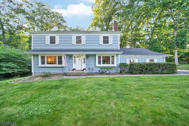 1st image of 10 Diann Dr