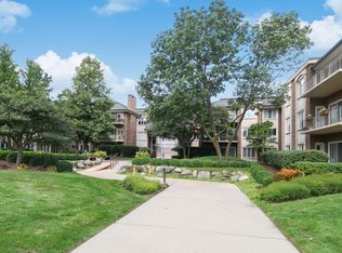 3 Oak Brook Club Dr APT D303, Oak Brook, IL 60523