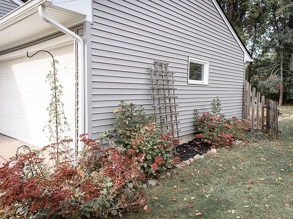 5th image of 327 Northfield Dr