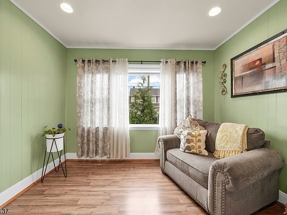 5th image of 270 Crann St