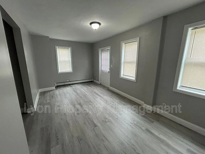 2 bed, 2.0 bath, 2300 sqft, $2,250 — Photo 4
