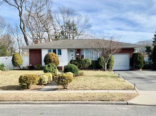 17 Valmont Ln, Commack, NY 11725