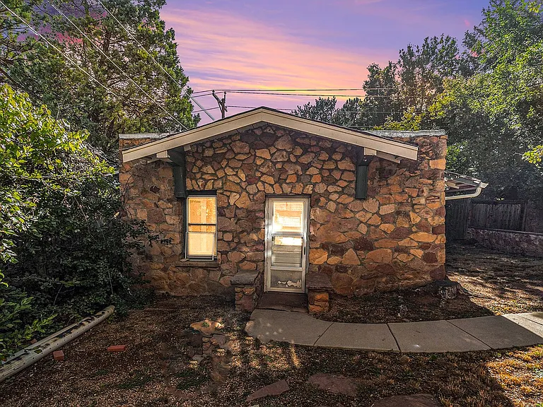 Available Now! The Cottage Secluded Oasis On University Hill — Photo 2
