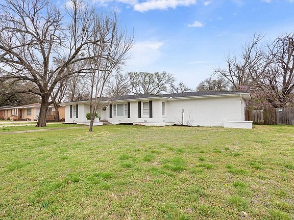 3rd image of 2416 Lake Air Dr