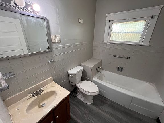 4th image of 9617 Stoughton Ave #1